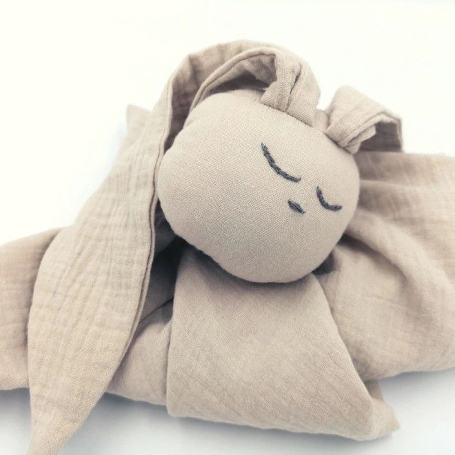 BABY IN WORLD Pielucha muślinowa Hug Me Bunny Sand